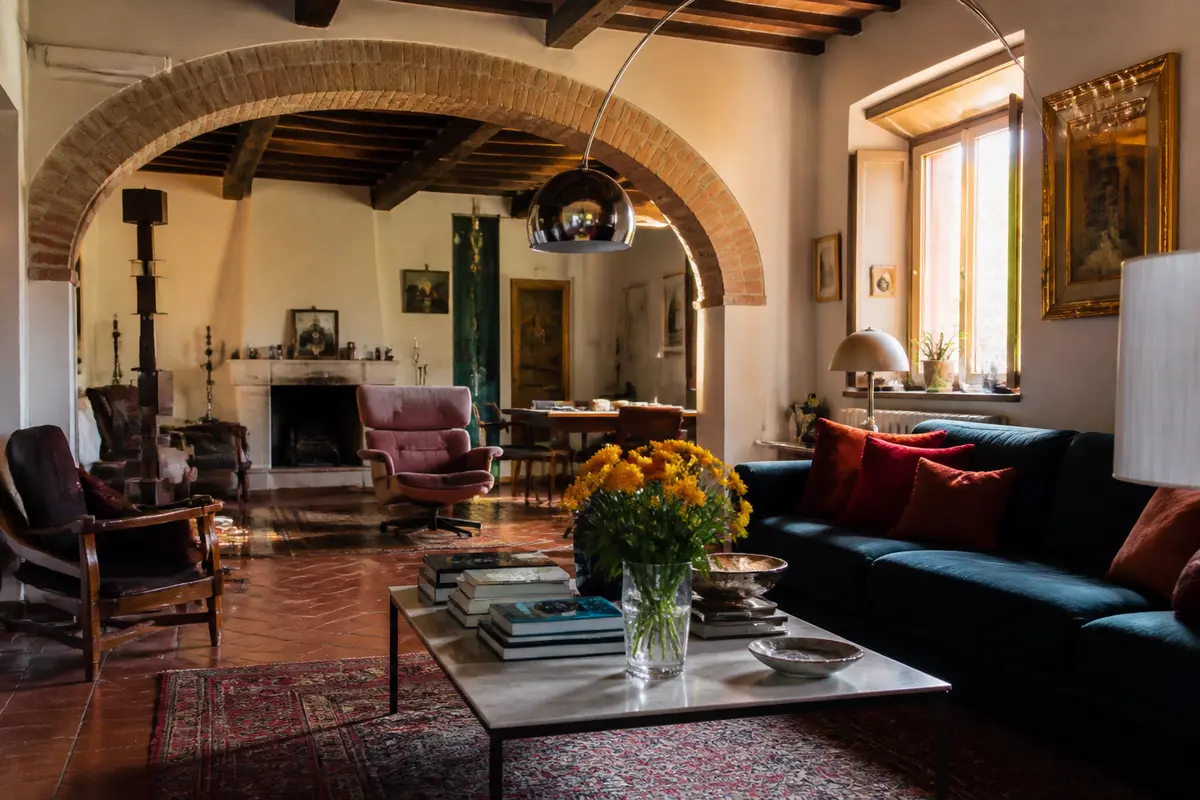 Salotto accogliente con divano, fiori e archi in mattoni in uno spazio casa elegante